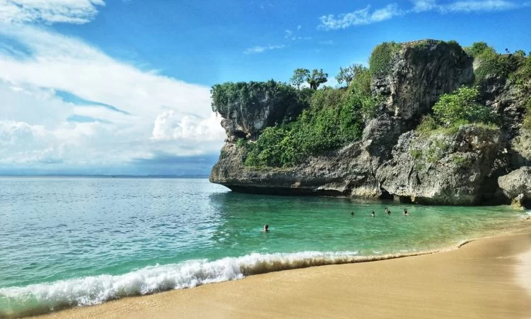7 Rekomendasi Pantai Pasir Putih di Bali yang Memukau! 7 image 34